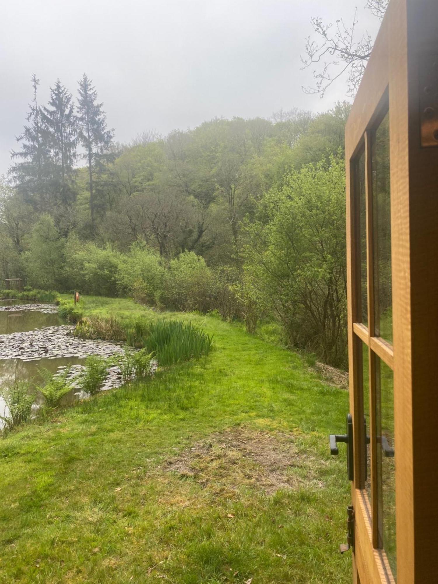 The Goose Nest Luxury Lakeside Shepherd Hut In Cardinham Woods, Cornwall Exterior foto